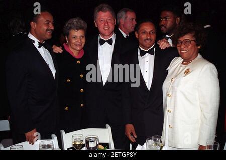 Photographie du président William J. Clinton posant avec les membres de son administration au dîner du caucus noir du Congrès. Banque D'Images