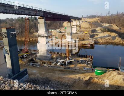 Construction d'un nouveau pont de l'autre côté de la rivière Banque D'Images