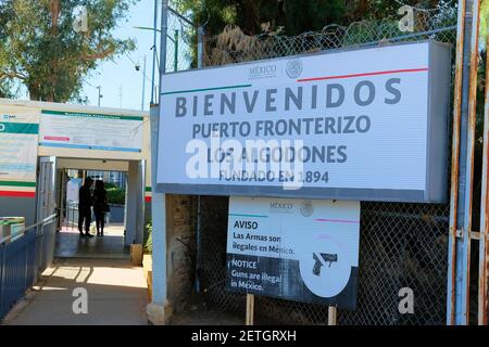 Panneau accueillant les croiseurs de la frontière d'Andrade, Californie à Los Algodones, Basse Californie, Mexique; avis les armes à feu sont illégales au Mexique. Banque D'Images