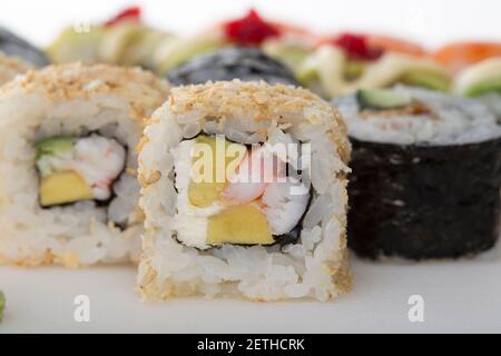 Croque de sushis croustillants avec crabe des neiges dans le cadre de l'ensemble de sushis. Macro. La photo peut être utilisée tout l'arrière-plan asa. Banque D'Images