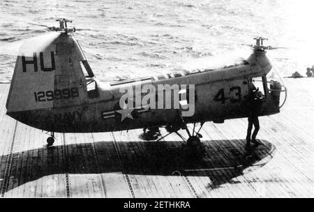 Piasecki HUP-2 Retriever de HU-2 Det.51 sur USS Leyte (CVS-32) en 1957. Banque D'Images