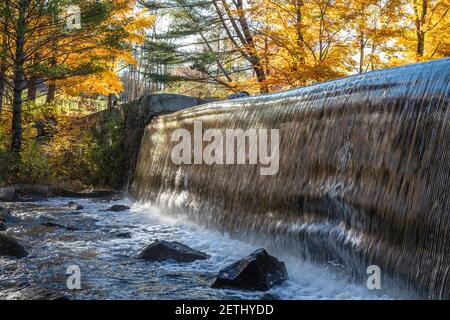 Paysage avec une chute d'eau à écluses ouvertes dans décidus colorés Maple Forest invite les voyageurs et les touristes qui viennent au Vermont profitez de la beauté du au Banque D'Images