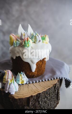 Gâteaux de Pâques décorés d'oreilles de lapin et de meringue - pain de Pâques traditionnel Kulich, paska. Printemps traditionnel de Pâques Banque D'Images