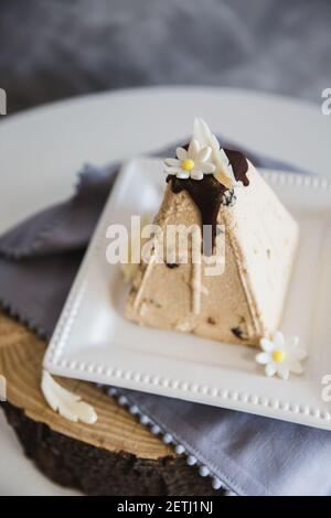 Assiette avec dessert traditionnel de Pâques sur table avec décoration Banque D'Images