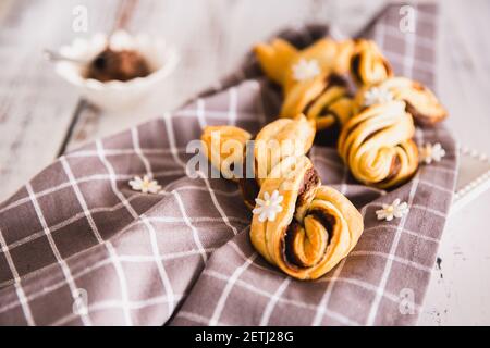 Délicieux palmiers au chocolat sur fond de bois. Concept de Pâques, lapin Banque D'Images