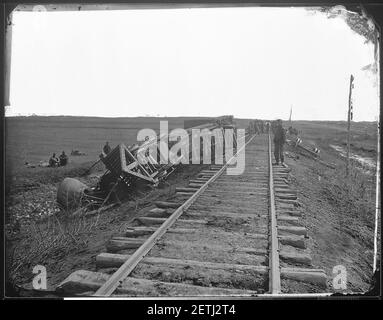 Ramasser des débris de trains après la retraite de Pape. Deuxième bataille de Bull Run. (4153845322). Banque D'Images