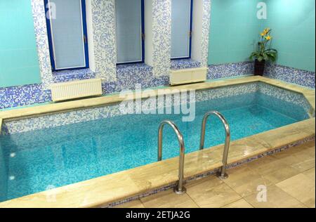 Vue sur la piscine intérieure dans le sauna Banque D'Images