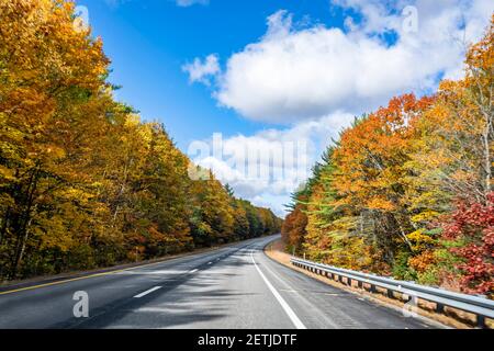 Route sinueuse et colorée du New Hampshire bordée de des érables d'automne rouges et jaunes invitent le voyageur à un un voyage inoubliable Banque D'Images