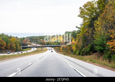 Fascinante et colorée, le New Hampshire a divisé la route de l'autoroute bordée de des érables d'automne rouges et jaunes invitent le voyageur à un séjour inoubliable Banque D'Images