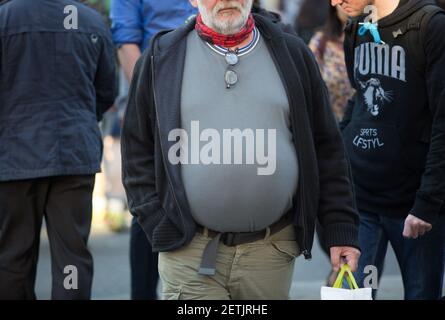 Photo non datée d'un homme obèse à Londres. Une nouvelle étude suggère que la reformulation obligatoire des aliments pourrait empêcher 4.5 millions de personnes de devenir en surpoids ou obèses au Royaume-Uni. Date de publication : le mardi 2 mars 2021. Banque D'Images