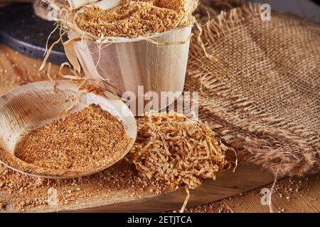 Le teff, une alternative sans gluten aux grains anciens, est un choix populaire pour une alimentation saine. Plats en bois et en toile de jute, produits naturels respectueux de l'environnement Banque D'Images