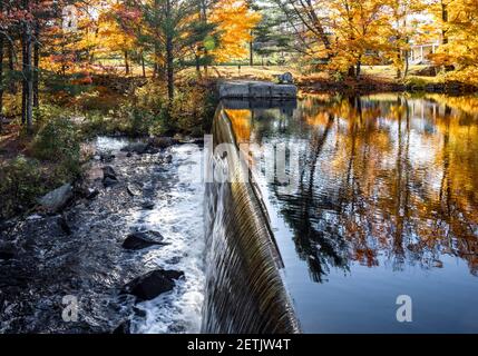 Paysage avec une chute d'eau à écluses ouvertes dans décidus colorés Maple Forest invite les voyageurs et les touristes qui viennent au Vermont profitez de la beauté du au Banque D'Images