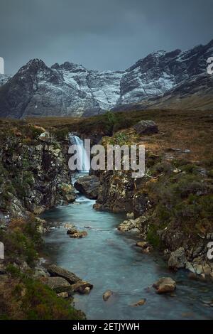 rivière avec chute d'eau en hiver, neige et végétation sèche. Destination de voyage célèbre - Fairy pools - Skye Island - Écosse - Royaume-Uni Banque D'Images