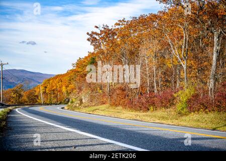 Route sinueuse et colorée du Vermont bordée de rouge et les mauves jaunes d'automne invitent le voyageur sur un inoubliable voyage le long de t Banque D'Images