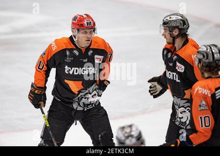 28 février 2021, Hessen, Francfort-sur-le-main : kale Curbashian (Loewen Francfort, 70, à gauche), parlant à Sebastian Collberg (Loewen Francfort, 49) et Eric Stephan (Loewen Francfort, 10). DEL 2 match de hockey sur glace entre le Loewen Frankfurt et le EHC Freiburg le 28 février 2021 à l'Eissporthalle Frankfurt am main. Photo: Jürgen Kessler/dpa Banque D'Images