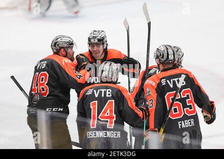 28 février 2021, Hessen, Francfort-sur-le-main: Darren Mieszkowski (Loewen Frankfurt, 18) applaudit après avoir mis l'objectif à 3:1. A gauche Mike Mieszkowski (Loewen Francfort, 48), en face de Magnus Eisenmenger (Loewen Francfort, 14), derrière lui le marqueur de but Eric Stephan (Loewen Francfort, 10, couvert) et Maximilien Faber (Loewen Francfort, 63). DEL 2 match de hockey sur glace entre Loewen Frankfurt et EHC Freiburg le 28 février 2021 à l'Eissporthalle Frankfurt am main. Photo: Jürgen Kessler/dpa Banque D'Images