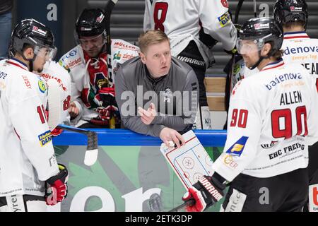 28 février 2021, Hessen, Francfort-sur-le-main: L'entraîneur Peter Russell (EHC Freiburg) parle à gauche avec Georgiy Saakyan (EHC Freiburg, 10) et Scott Allen (EHC Freiburg, 90). DEL 2 match de hockey sur glace entre le Loewen Frankfurt et le EHC Freiburg le 28 février 2021 à l'Eissporthalle Frankfurt am main. Photo: Jürgen Kessler/dpa Banque D'Images