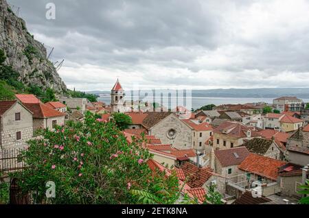 Vue sur les toits rouges de la vieille ville historique entre montagne et mer à omis, Croatie. Banque D'Images