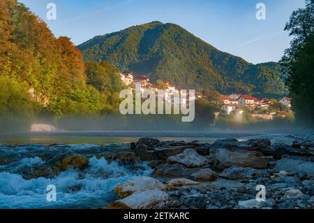 Village et rivière dans la vallée de la montagne. Vallée de la SOCA près de Tolmin, Slovénie Banque D'Images