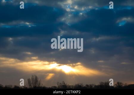 ciel céleste mystique avec des rayons de soleil sortant de l'arrière nuages Banque D'Images