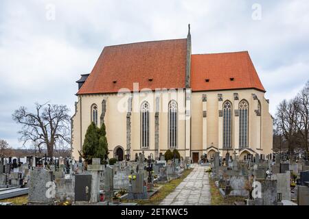 Milevsko, République tchèque - février 27 2021 : vue sur l'église catholique romaine médiévale de St Giles, au milieu d'un cimetière. Jour d'hiver Banque D'Images