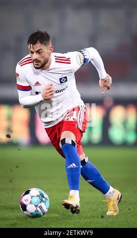 Hambourg, Allemagne. 1er mars 2021. Football : 2. Bundesliga, Matchday 23, FC St. Pauli - Hamburger SV au stade Millerntor. Tim Leibold de Hambourg joue le ballon. Credit: Christian Charisius/dpa/Pool/dpa/Alay Live News Banque D'Images