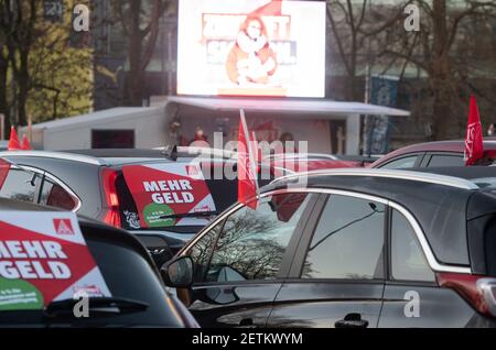 02 mars 2021, Rhénanie-du-Nord-Westphalie, Dortmund : des travailleurs de l'industrie du métal se sont réunis pour un rassemblement sous forme de cinéma drive-in dans un parking du parc d'expositions, en face du parc signal Iduna. Dans le conflit de négociation collective dans l'industrie du métal et de l'électricité, IG Metall a également lancé des grèves d'avertissement en Rhénanie-du-Nord-Westphalie. Photo: Bernd Thissen/dpa Banque D'Images