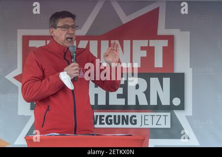 02 mars 2021, Rhénanie-du-Nord-Westphalie, Dortmund: Knut Giesler, chef de district d'IG Metall Rhénanie-du-Nord-Westphalie, prend la parole lors d'un rassemblement sous forme de cinéma drive-in. Les travailleurs de l'industrie du métal ont suivi le discours sur leurs autoradios dans un parking d'exposition en face du parc signal Iduna. Dans le conflit de négociation collective dans l'industrie du métal et de l'électricité, IG Metall a également lancé des grèves d'avertissement en Rhénanie-du-Nord-Westphalie. Environ 2000 employés de 16 entreprises de la région de Ruhr avaient cessé de travailler à 6 h 00 au début du quart de travail, une porte-parole syndicale annou Banque D'Images