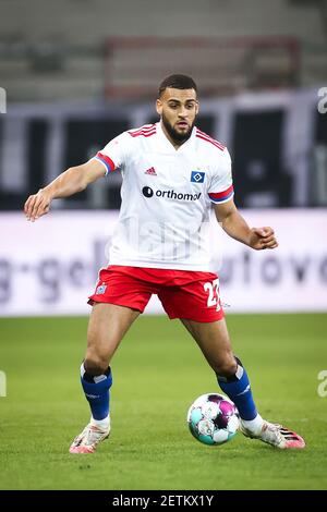 Hambourg, Allemagne. 1er mars 2021. Football : 2. Bundesliga, Matchday 23, FC St. Pauli - Hamburger SV au stade Millerntor. Josha Vagnoman de Hambourg joue le ballon. Credit: Christian Charisius/dpa/Pool/dpa/Alay Live News Banque D'Images