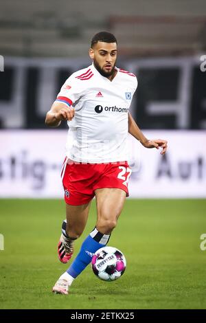 Hambourg, Allemagne. 1er mars 2021. Football : 2. Bundesliga, Matchday 23, FC St. Pauli - Hamburger SV au stade Millerntor. Josha Vagnoman de Hambourg joue le ballon. Credit: Christian Charisius/dpa/Pool/dpa/Alay Live News Banque D'Images