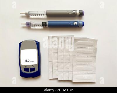 Insuline court, long, glucomètre et bandelettes de test sur un fond blanc isolé. Set pour diabétiques avec maquette Banque D'Images