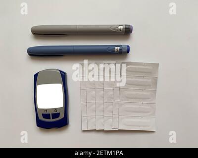 Insuline court, long, glucomètre et bandelettes de test sur un fond blanc isolé. Set pour diabétiques avec maquette Banque D'Images
