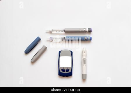 Insuline courte, longue, glucomètre, bandelettes de test et stylo perceur sur fond blanc isolé. Set pour diabétiques avec maquette Banque D'Images