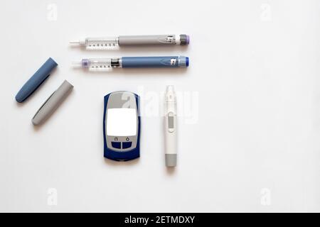 Insuline courte, longue, glucomètre, bandelettes de test et stylo perceur sur fond blanc isolé. Set pour diabétiques avec maquette Banque D'Images