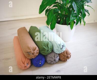 rouleaux de sport multicolores pour un massage du dos et du cou Banque D'Images