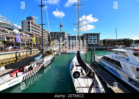 Bateaux de plaisance et anciens yachts de course dans le port de Viaduct à Auckland avec des restaurants et des cafés le long des quais. Banque D'Images