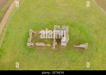 La photo datée du 22 février 2021 montre les ruines de l'église Saint-Jacques, Bawsey, Norfolk, qui était autrefois l'équivalent de la monture St MichaelÕs il y a 1000 ans. Une église en ruines à côté du domaine de QueenÕs Sandringham aurait été NorfolkÕs équivalent de la monture de St MichaelÕs il y a 1000 ans. Dans le Domesday Book de 1086, le règlement sur la colline connue sous le nom de Boweseia C et maintenant appelé Bawsey - aurait été accessible par une chaussée et entouré par l'eau. Comme les eaux se sont retirées, le village est tombé dans le déclin et, au XVIe siècle, l'église en ruines de Saint-Jacques était tout ce qui restait du village. Banque D'Images