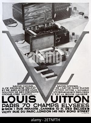 Publicité, publicité ou publicité vintage pour Louis Vuitton Luxe Travel Goods y compris les valises en cuir ou les bagages à la boutique Louis Vuitton sur les champs Elysées Paris 1931 Banque D'Images