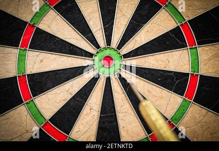 Le dart en mouvement vole vers la cible du dartboard. Banque D'Images