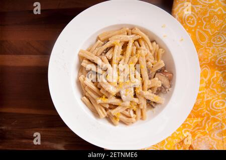 pâtes aux champignons de citron avec une sauce crémeuse à la tomate Banque D'Images