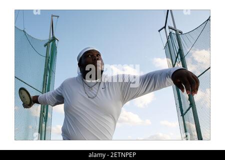 Newham Athletics academy .... athlètes pour la ffuture. Matthew Baptiste 17 ans de Manor Parkphotographie par David Sandison l'indépendant Banque D'Images