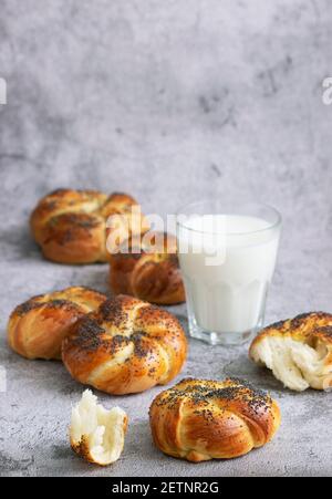 Petits pains sucrés aux graines de pavot servis avec du lait. Banque D'Images