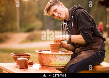 Homme potter travail avec argile ware. Jeune homme beau potter sur son atelier. Banque D'Images