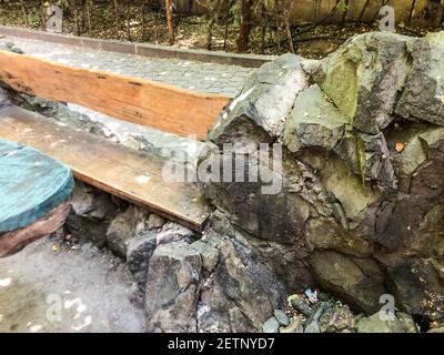 Long banc en bois dans le jardin Banque D'Images