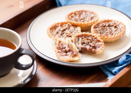 délicieux tartes au beurre avec des raisins secs et une croûte feuilletée Banque D'Images