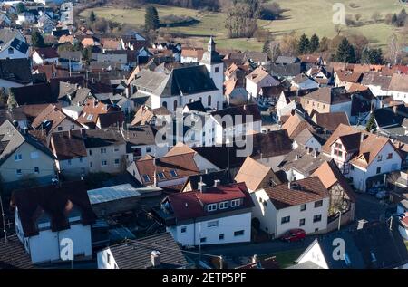 02 Mars 2021, Hessen, Glashütten: La ville de Taunus de Glashütten-Schloßborn (vue aérienne avec un drone). Ici, les forces spéciales de police ont arrêté un soldat de la Bundeswehr et deux autres hommes le 27.02.2021. Lors de la fouille de la maison dans le centre-ville, la police a saisi des armes, des munitions et des explosifs. Les hommes font l'objet d'une enquête sur des soupçons d'incitation à la population, de possession non autorisée d'armes et d'explosifs, ainsi que de lésions corporelles dangereuses. Photo : Boris Roessler/dpa Banque D'Images