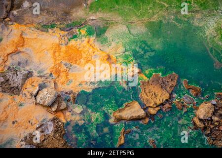 Lit de rivière Tepla avec des minéraux colorés déposés par source d'eau chaude à Karlovy Vary, République tchèque Banque D'Images