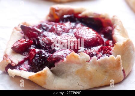 Les galettes avec pêche abricot bio fraise bluebberry Banque D'Images