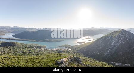 Tir de drone panoramique aérien du mur de ville de Ston in Mali Ston près de Dubrovnik en Croatie lever de soleil d'été Banque D'Images