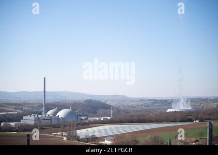 Neckarwestheim, Allemagne. 1er mars 2021. La centrale nucléaire de Neckarwestheim. Le 11 mars 2011, la centrale nucléaire japonaise de Fukushima a été détruite par les vagues du tsunami. La catastrophe a initié l'élimination progressive de l'énergie nucléaire en Allemagne. En l’espace d’une génération, EnBW veut maintenant démanteler les réacteurs nucléaires qui ont été arrêtés. (À dpa 'où l'âge nucléaire est démantelé') Credit: Sebastian Gollnow/dpa/Alamy Live News Banque D'Images